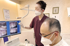 写真：体調確認と歯茎のチェック
